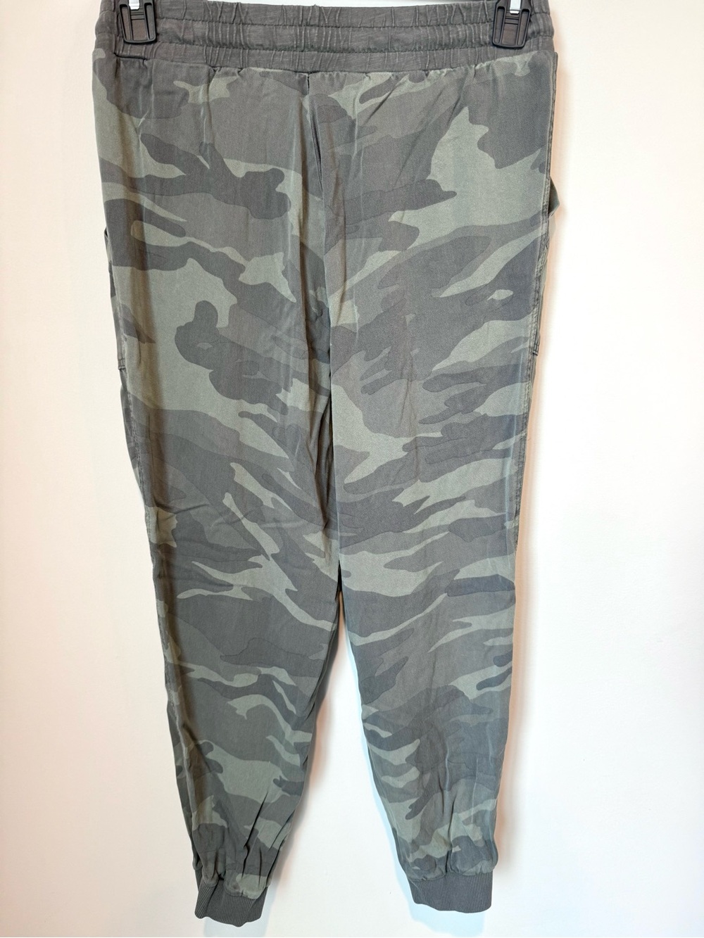 Women’s Splendid Camouflage Lightweight Jogger Pants with Pockets, Elastic Waist - Picture 2 of 3